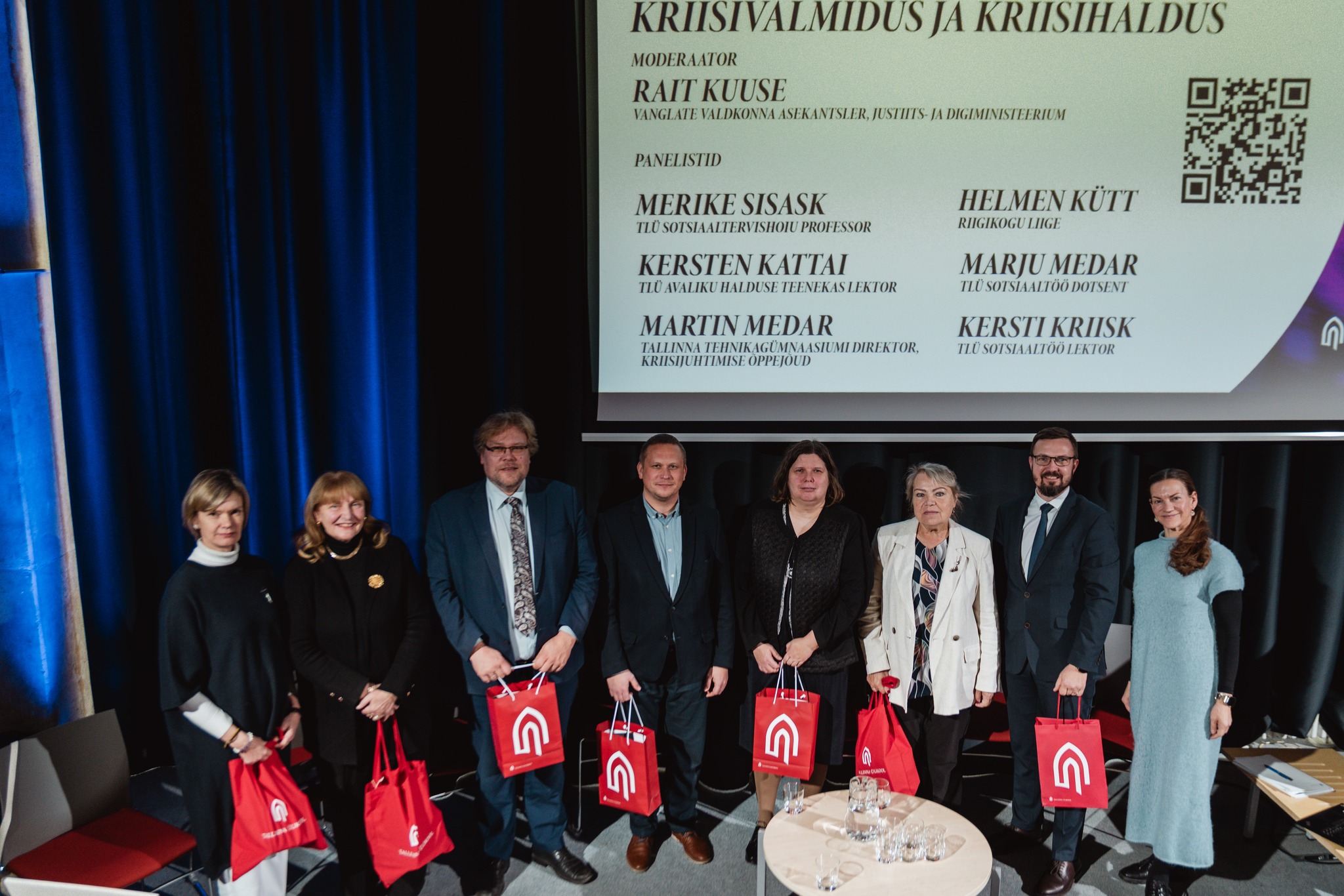 Vestlusringis osalejad Merike Sisask, Helmen Kütt, Martin Medar. Kersten Kattai, Kersti Kriisk, Marju Medar, moderaator Rait Kuuse ja konverentsi korraldaja Ingrid Sindi. 