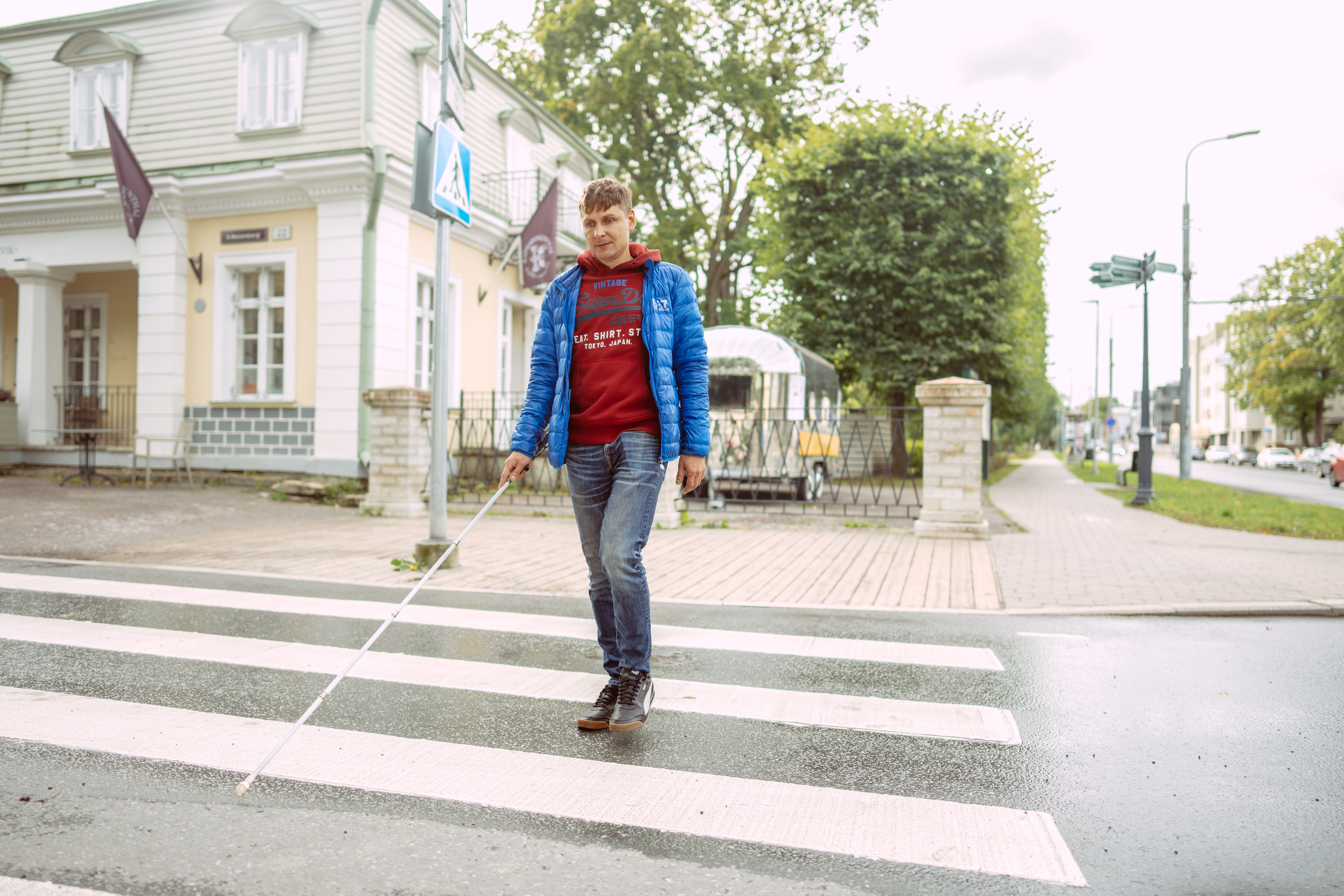 valge kepiga mees ülekäigurajal