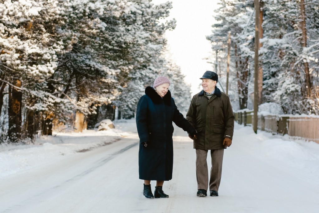 vanapaar talvisel tänaval