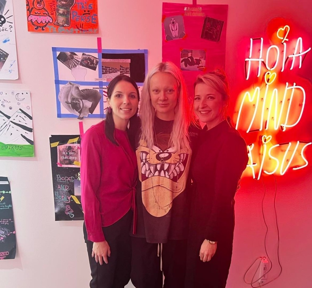 Kunstnik Marta Vaarik SKA KLAT-i tiimi liikmete Terli Linnase ja Enelis Linnase vahel